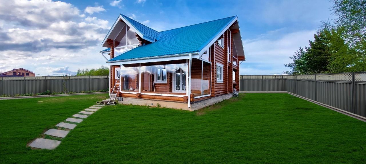 Мягкие окна на веранде загородного дома в Ливнах